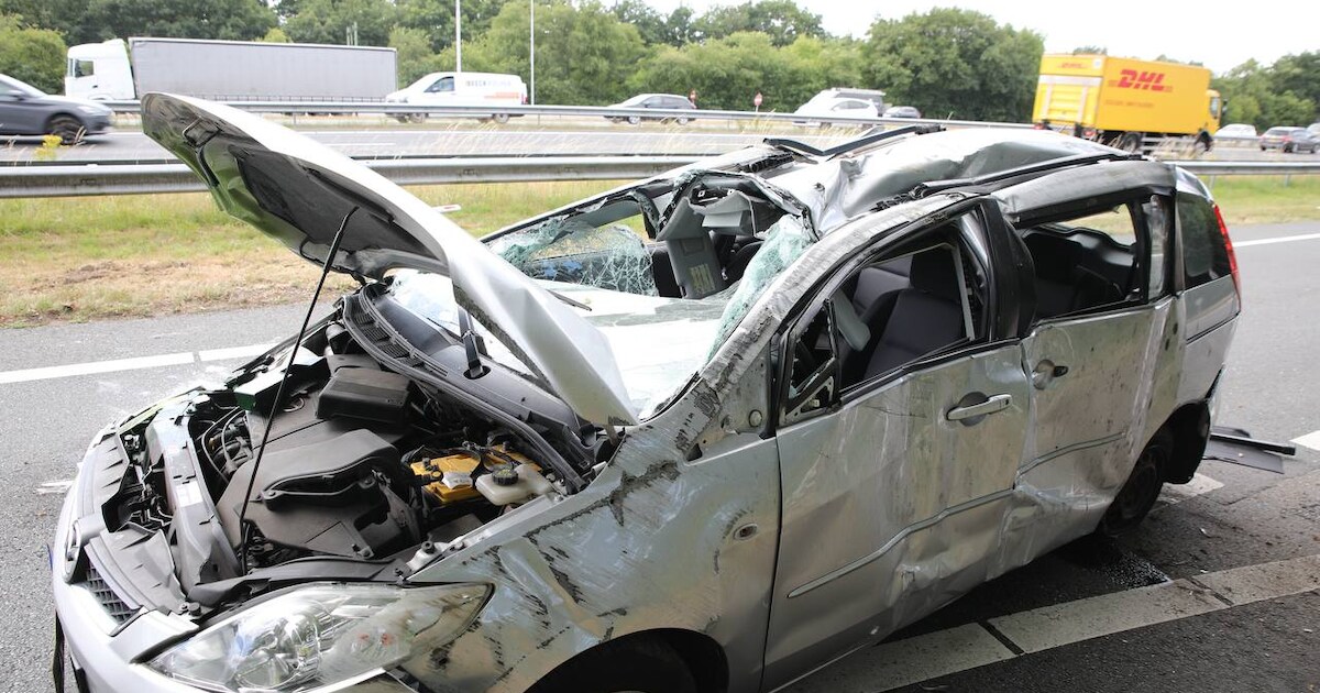 Auto total loss door botsing bij Zuidwolde, bestuurder naar ziekenhuis.