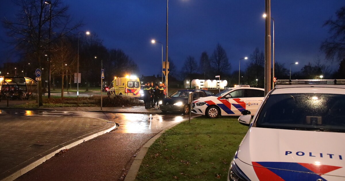Fietser geschept door auto op rotonde in Gennep