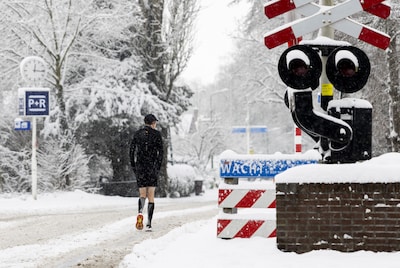 Veel hinder op spoor en weg door winterweer: geen NS-treinen en bussen, files door ongelukken