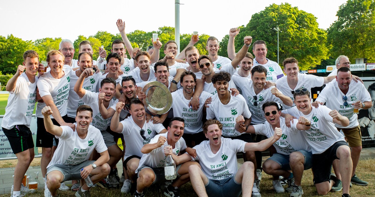 Een kampioensschaal en een champagnedouche: Zo vierde AWC haar promotie ...