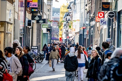 Nederland zakt twee plekken op geluksranglijst, sociale media hebben veel impact op jongeren