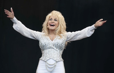 Zó zou Dolly Parton eruit hebben gezien als ze nooit cosmetische ingrepen had laten uitvoeren