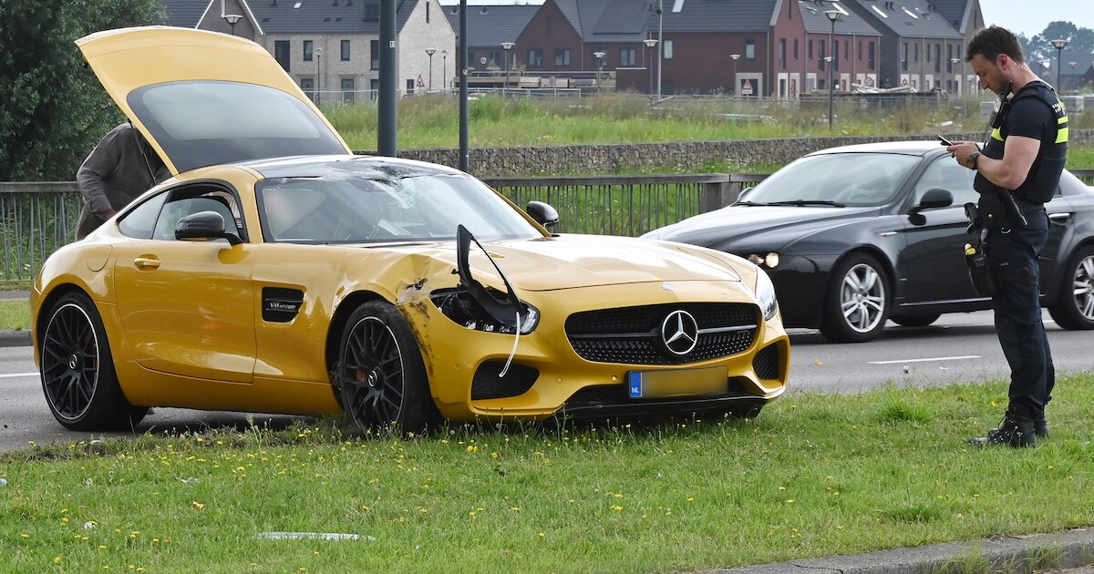 Automobi­list botst met peperdure Mercedes van 200.000 euro tegen stoplicht