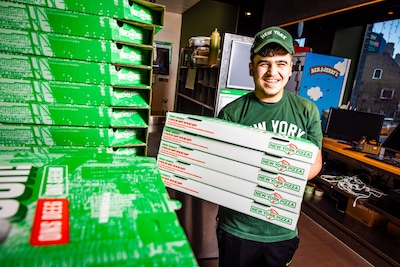 Mohamed (18) vluchtte in zijn eentje uit Syrië en runt nu soms de hele pizzeria: ‘Hij werkt keihard’