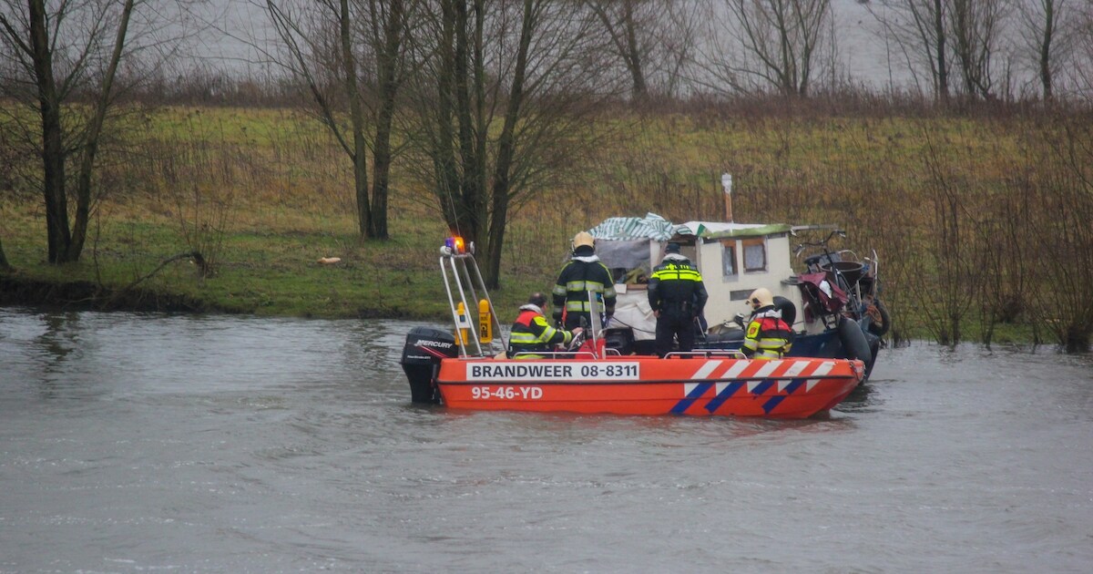 Schip loopt vast in Loonse Waard bij Niftrik