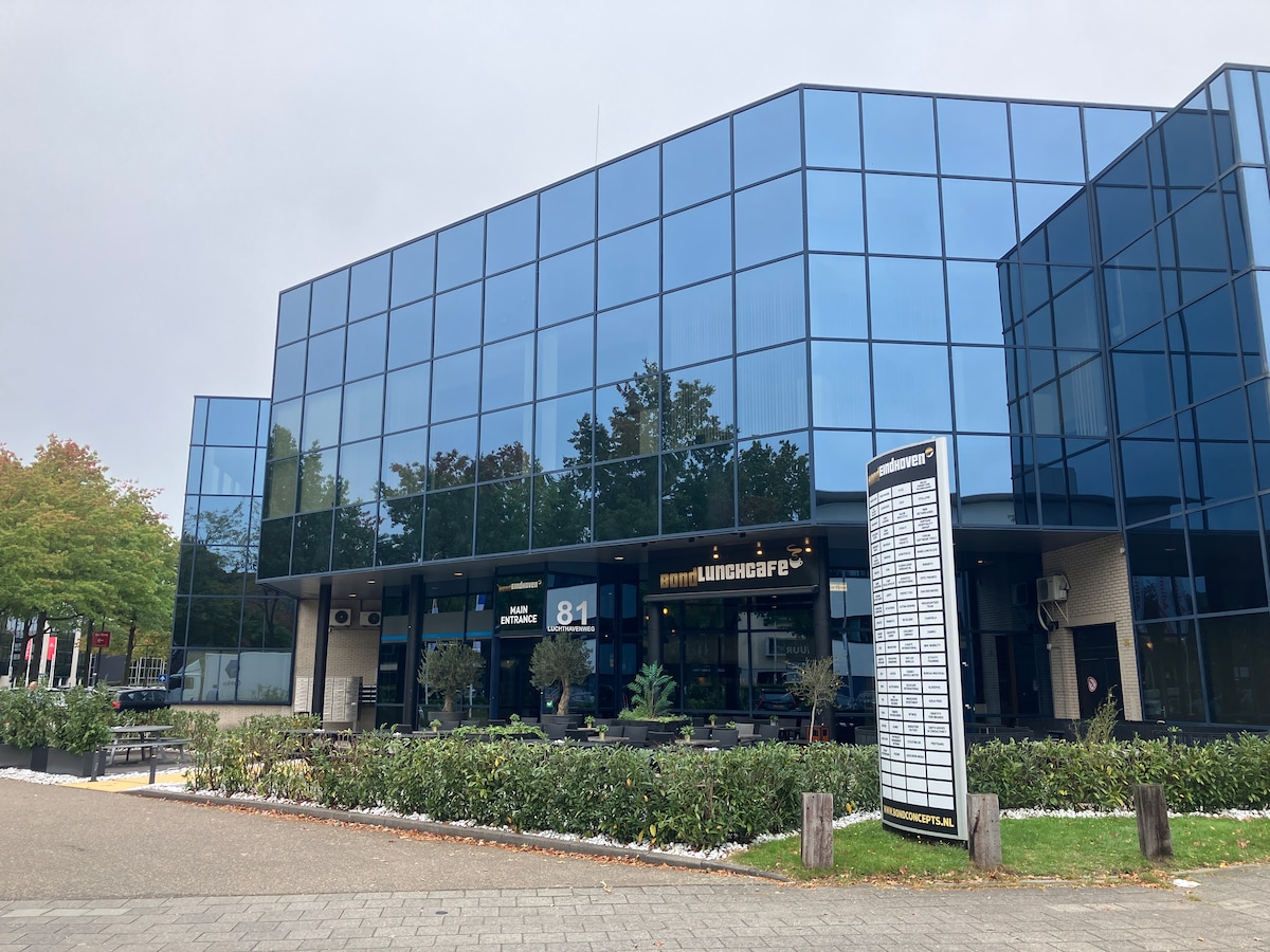 Smeulende kabels en brandplekken in plafond kantoorpand doordat huidkliniek  Bitcoins ging delven | Eindhoven | De Gelderlander.nl