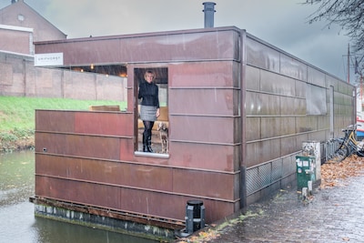 Toen Nicole voor het eerst de woonark bij het Wolvenplein zag, zei ze: ‘Het is net een bunker, dit i