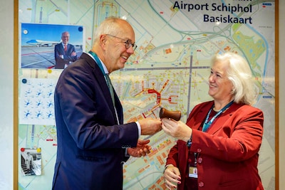 Schiphol-baas en burgemeester ruilden een dag van baan: ‘Om elkaar beter te begrijpen’