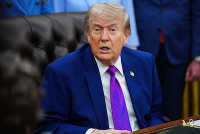 Trump dumpt ‘zogenaamde artiesten’ en gaat in plaats daarvan zelf podium op tijdens VS-jubileum
