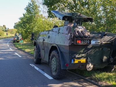 Pantservoertuig van Defensie botst met twee auto’s op kruising