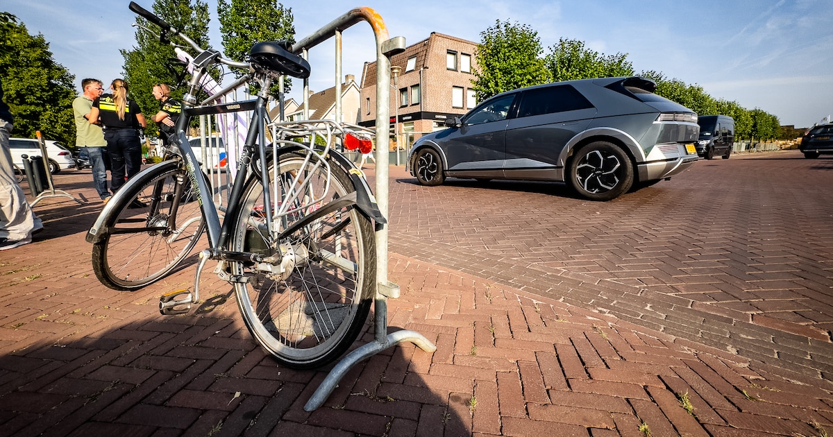 Fietser gewond na botsing met automobilist, traumahelikopter gealarmeerd.