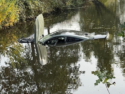 Automobilist trapt op verkeerde pedaal en eindigt in het water in Culemborg