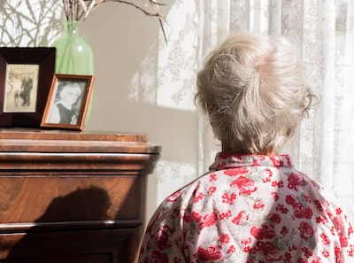 Kinderen over hun dementerende moeder (90): ‘Ze stonk naar urine, maar hulp afdwingen mocht niet’