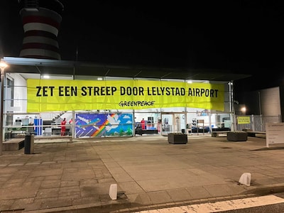 Actievoerders bezetten Lelystad Airport al meer dan 24 uur en zijn niet van plan te vertrekken: laten zelfs vuile was ophalen
