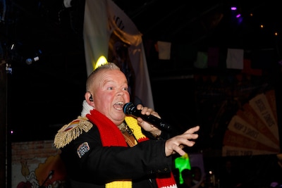 Zanger Olaf van Asperen (54) uit Veghel plotseling overleden: ‘Overal waar hij kwam, was het feest’