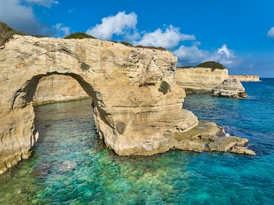 Beroemde ‘liefdesboog’ overleeft zware storm niet: wandelaars vinden ingestorte rots aan Italiaanse kust