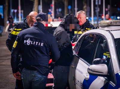 Arnhemmer (27) aangehouden na onrust bij stadion GelreDome, relschoppers gooien met vuurwerk, dranghek en glasscherven