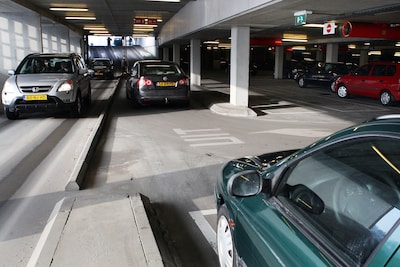 ‘Dit valt niet onder integer gedrag’: 17 ambtenaren misbruiken foutje bij parkeergarage