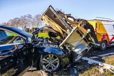 Ravage op N739 bij Haaksbergen: aanhanger vliegt de lucht in bij aanrijding
