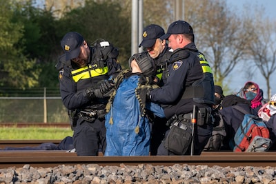 Bezetting Betuweroute na halve dag beëindigd:‘ Een vuist op de muil zodat de wapens weer kunnen rijden’