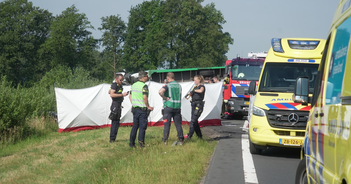 Fatale botsing: vrouw (39) uit Zwolle overleden, andere bestuurder is 18-jarige man uit Denekamp