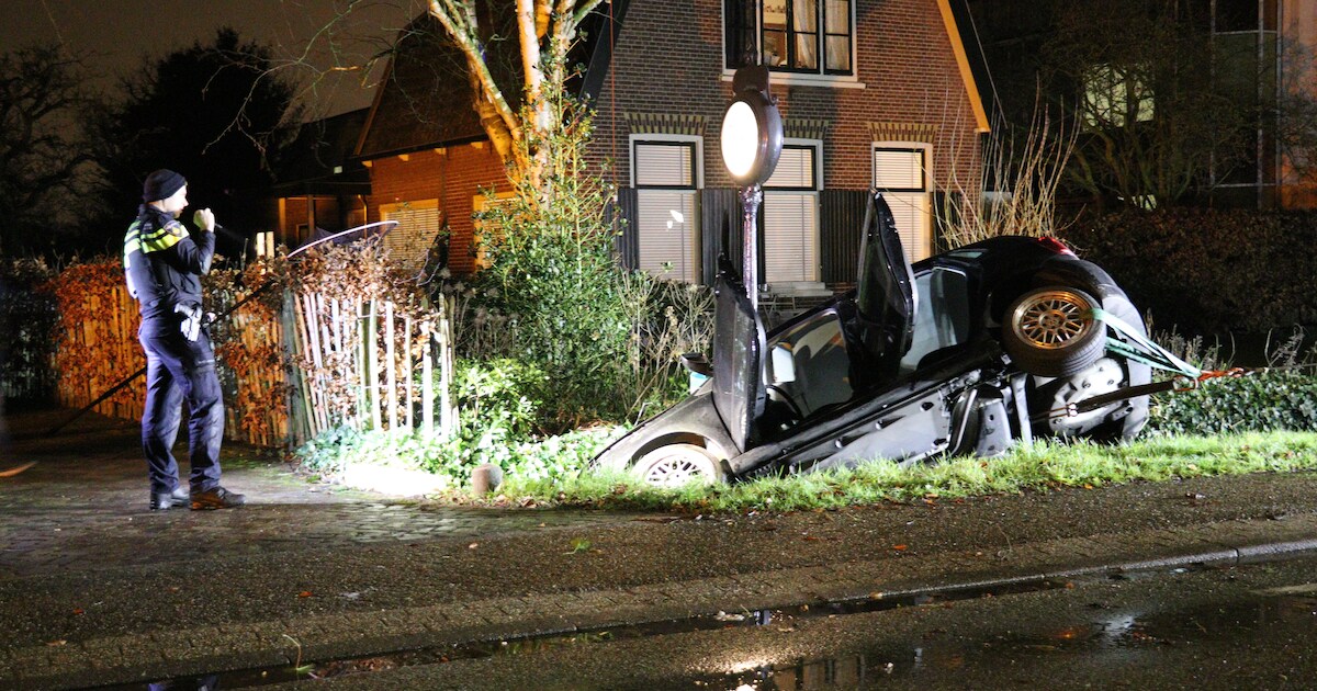 Bewoner schrikt wakker van klap: automobilist in sloot voor zijn huis in Groenekan beland