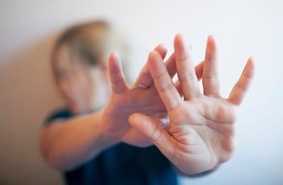 Docent die leerlinge (14) in magazijn school ontmaagde, moet langer de gevangenis in