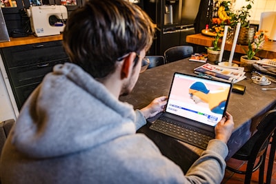 Bob (19) werd als baby achtergelaten in een boodschappentas: ‘Voel me niet gedumpt’