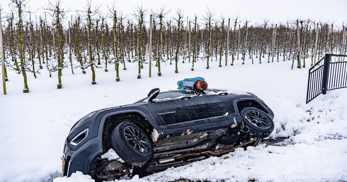 Automobilist belandt in slootje in Ingen en laat de auto liggen