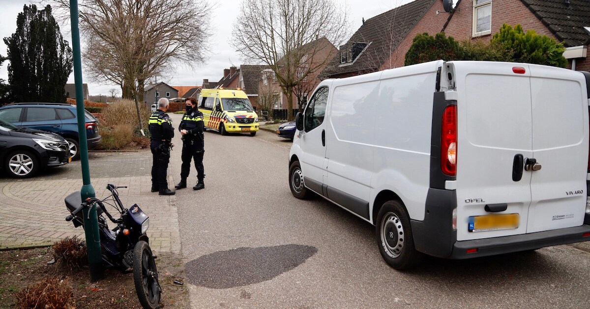 Pakketbezorgster botst met busje op snorbrommer: berijder gewond naar ziekenhuis