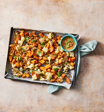 Wat Eten We Vandaag: Traybake met zoete aardappel en pinda-limoendressing