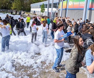 Schuimparty op MaasWaal College in Wijchen en expositie in Bondsgebouw Druten