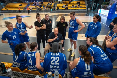 Tjin-A-Koeng is bij GET United voor het eerst hoofdcoach van een vrouwenteam: ‘Mannen kun je wat dir