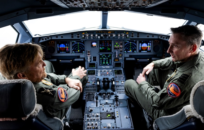 Koning Willem-Alexander bekijkt een tankvliegtuig tijdens zijn werkbezoek aan een oefening van de Koninklijke Luchtmacht op luchthaven Schiphol.