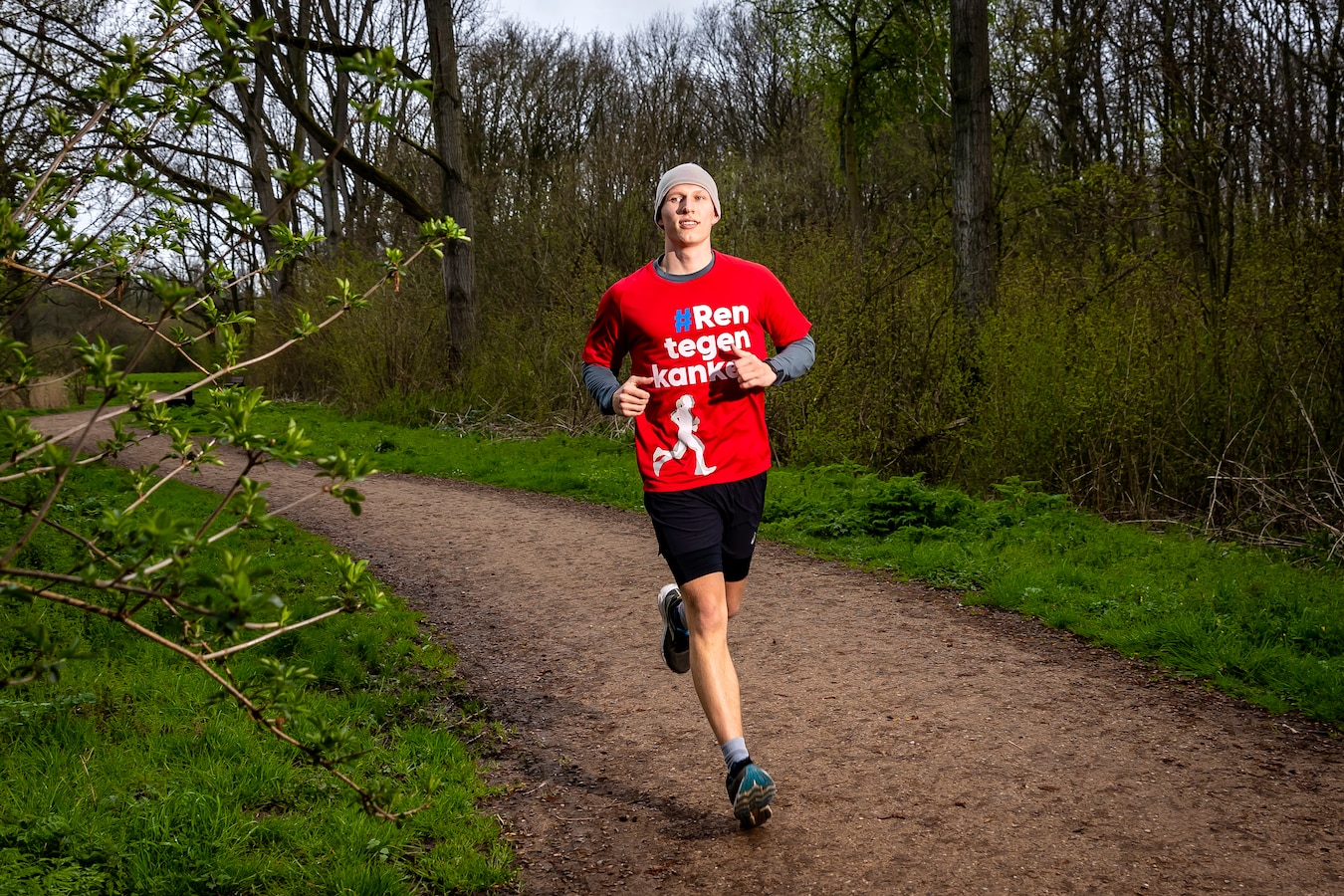 Vrouw bevalt op de vluchtstrook van dochter • Drankrijder scheurt met ...