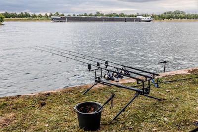 Uren turen naar de dobber in het Amsterdam-Rijnkanaal: ‘stalen klotsbak’ blijkt een hengel hotspot