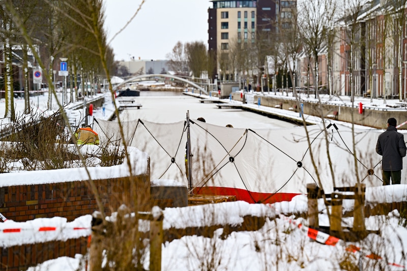 Bij de gracht voor het restaurant zijn zichtschermen geplaatst.