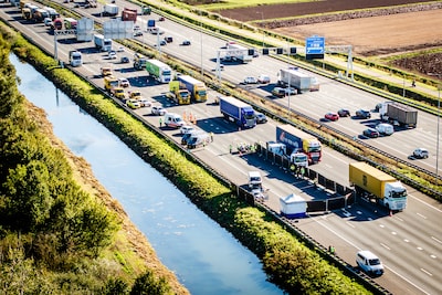Dode en twee zwaargewonden bij ongeluk met drie auto’s op A16 bij Hendrik-Ido-Ambacht