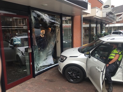 Peperdure sportauto boort zich ín kledingwinkel: ‘Dit is zeker geen incident meer’