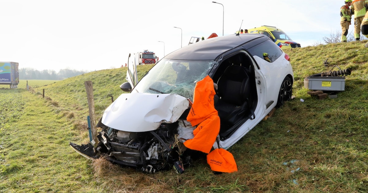 Automobilist gewond na ravage op dijk: vrachtwagen belandt in weiland
