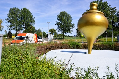 Iconische tol na vernieling opgeknapt en staat weer te glimmen op de rotonde
