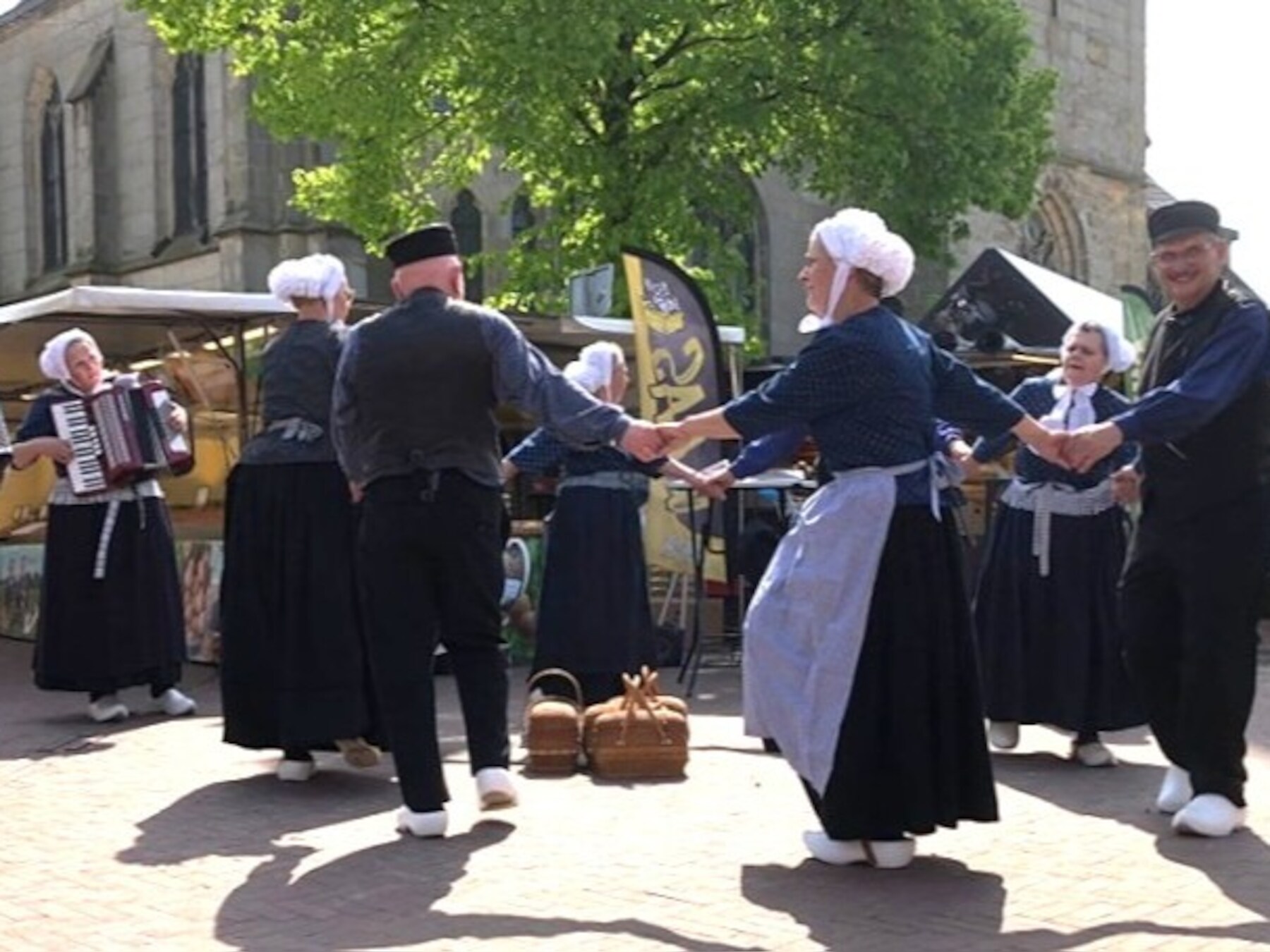 Klompenmaker en -dansers op OudAalten-markt