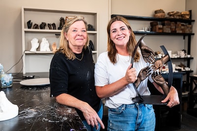 Lisa en Christy geven ouders dierbare laatste herinnering aan kind: ‘Nog een keer dat handje vastpakken’