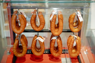 HEMA stapt na kritiek klanten af van vernieuwd rookworstrecept en verkoopt nu weer ‘originele worst’