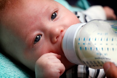 Babyvoeding wordt duurder door grote vraag naar wei-eiwit: fabrikanten waarschuwen voor prijsstijging
