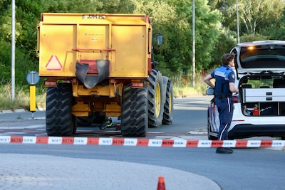 Kinderfiets onder trekker bij ernstig ongeluk, traumahelikopter geland