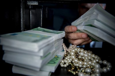 90.000 euro cash, een Mercedes en drie goudstaven: allemaal eerlijk verdiend, zegt hij. Maar de rechtbank gelooft het niet