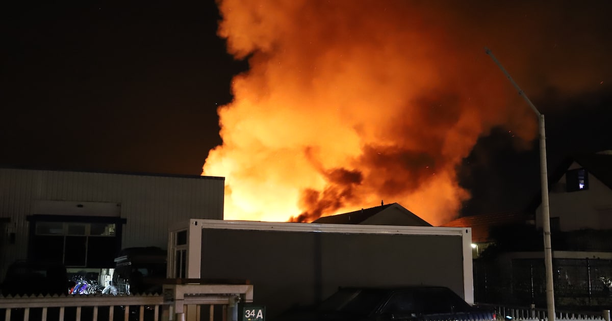 Uitslaande brand in voormalige timmerfabriek in Beneden-Leeuwen: mogelijk asbest vrijgekomen