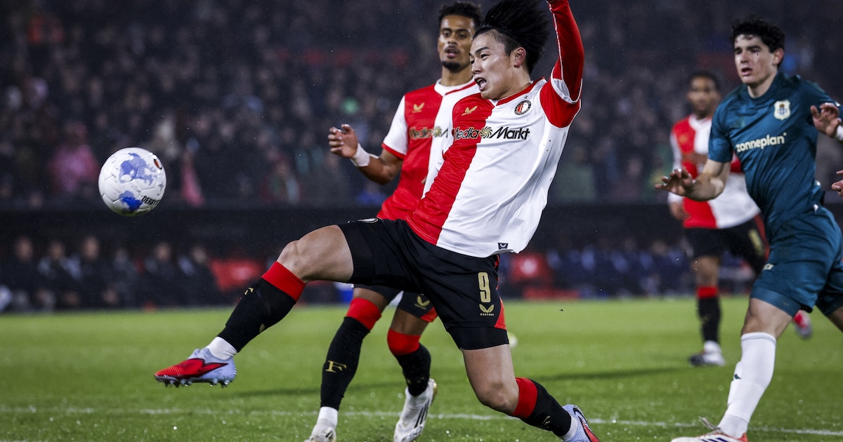 LIVE eredivisie | Ueda niet te stoppen tegen PEC Zwolle: hattrick voor Japanse spits na voorzet Smal