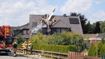 Twee doden nadat vliegtuigje zich in dak van woning boort vlak bij Bremen in Duitsland